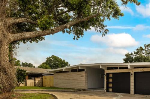 Newly Renovated 6BR 3BA Port Arthur Holiday Home with Hot Tub — 4-Star Luxury Hotel in Port Arthur, United States