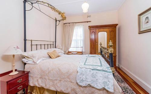 Eliza 1875 Red Brick Duplex Townhouse — Grafton — photo 4