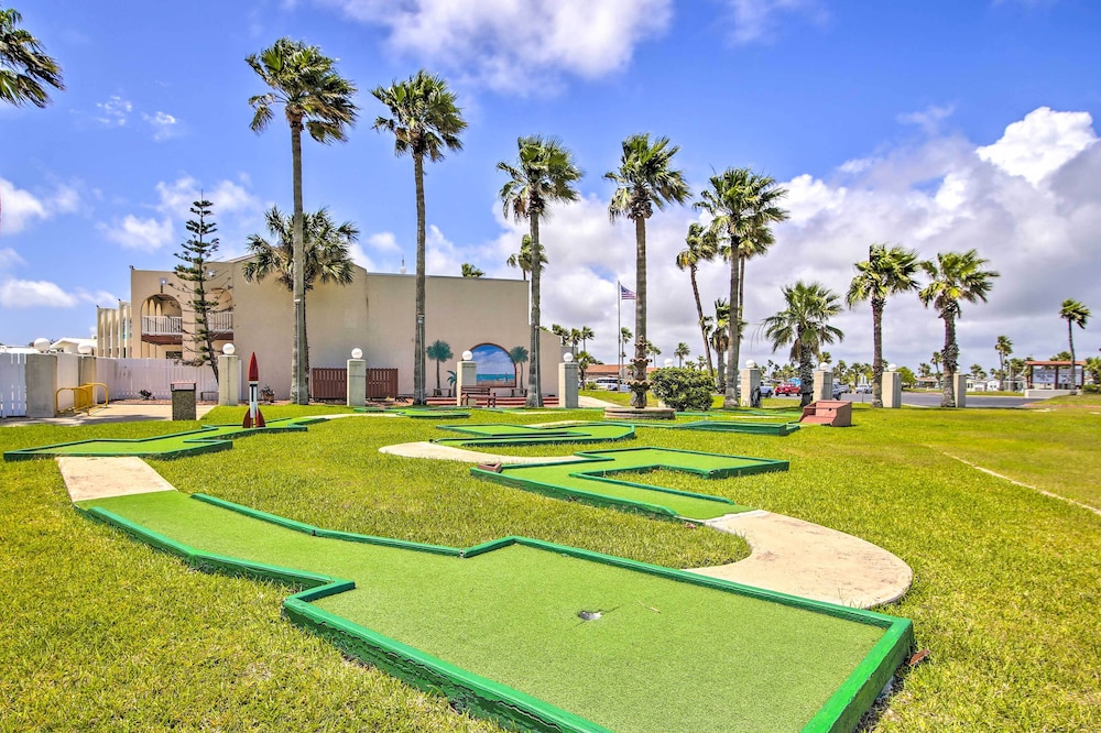 5 Mi to Beaches: Sunny Port Isabel Golf Retreat — hotel in Port Isabel