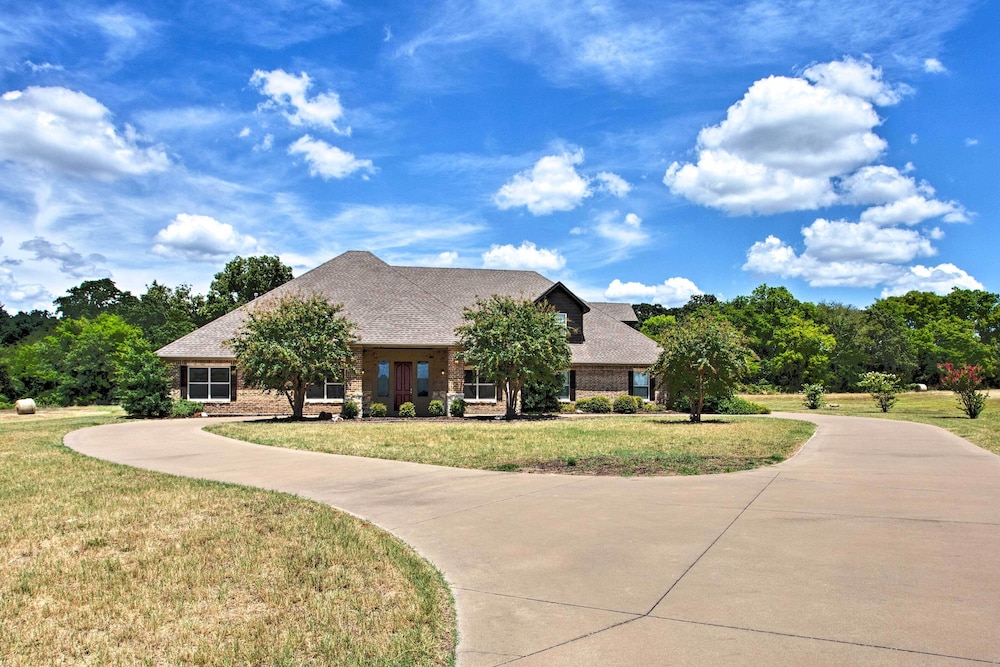 Spacious Stallion Lake Ranch Home with Patio — 4-Star Luxury Hotel in Van, United States