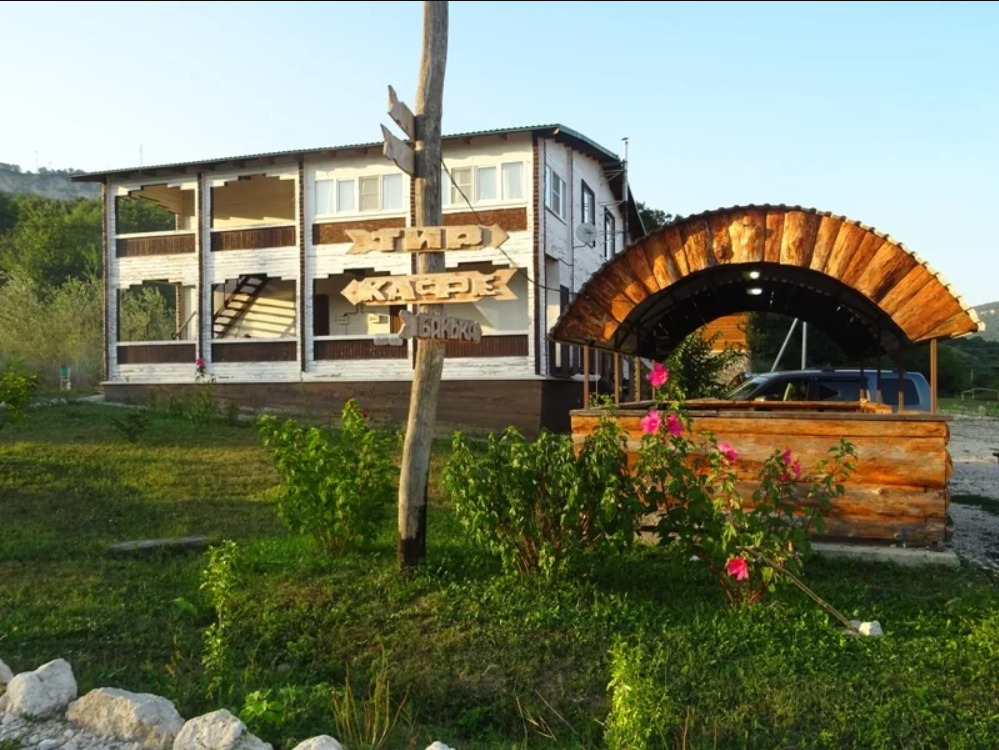 Thach From Travel Hotels Entourage — hotel in Kamennomostskiy