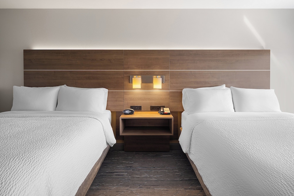 Holiday Inn Express Sheboygan Kohler by IHG - photo 36