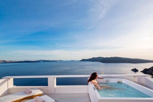 Luxury Santorini Villa Pure Bliss Villa Outdoor Plunge Pool Calderaview — 4-Star Luxury Hotel in Oia, Greece