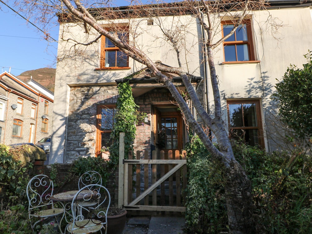 Hillside Holiday Cottage — 4-Star Luxury Hotel in Treorchy, United Kingdom