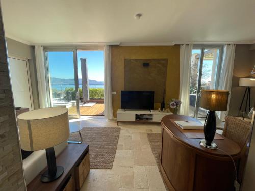 Deluxe Sunrise Sky Terrasse 2 Bedroom Design Apartment & Fantastic Lake View — 4-Star Luxury Hotel in Toscolano Maderno, Italy