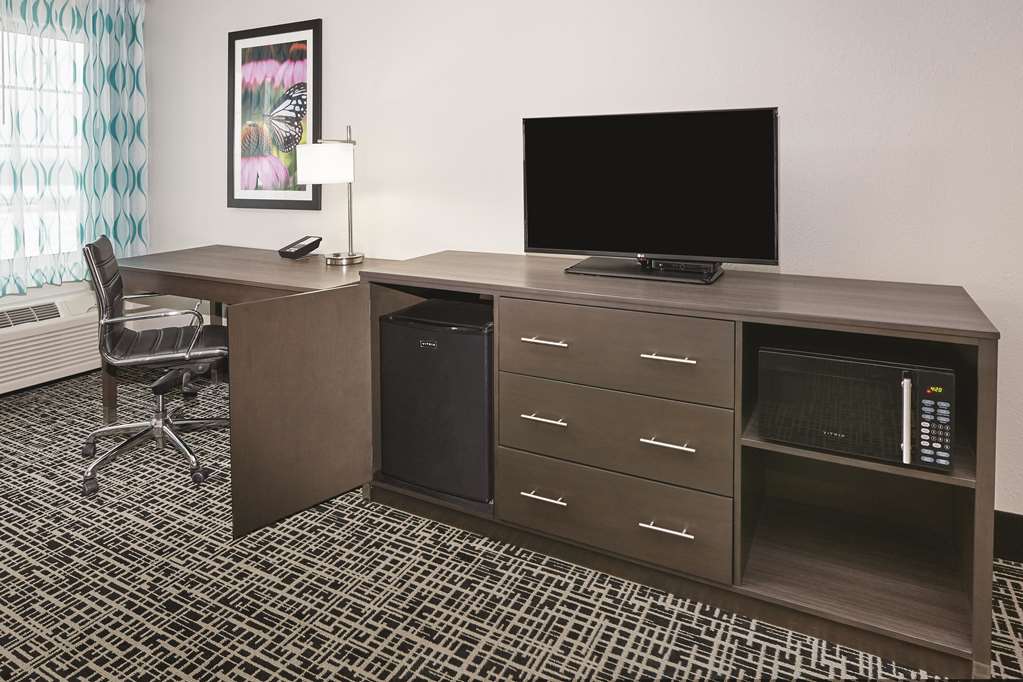 La Quinta Inn & Suites by Wyndham Springfield IL - photo 27