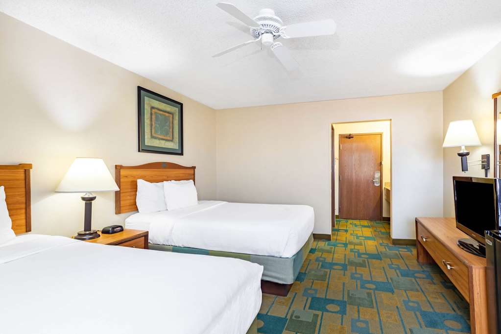 La Quinta Inn & Suites by Wyndham El Paso East - photo 10