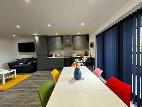 Wave Song Hornsea Town House with Sea Views and Balconies — 4-Star Luxury Hotel in Hornsea, United Kingdom