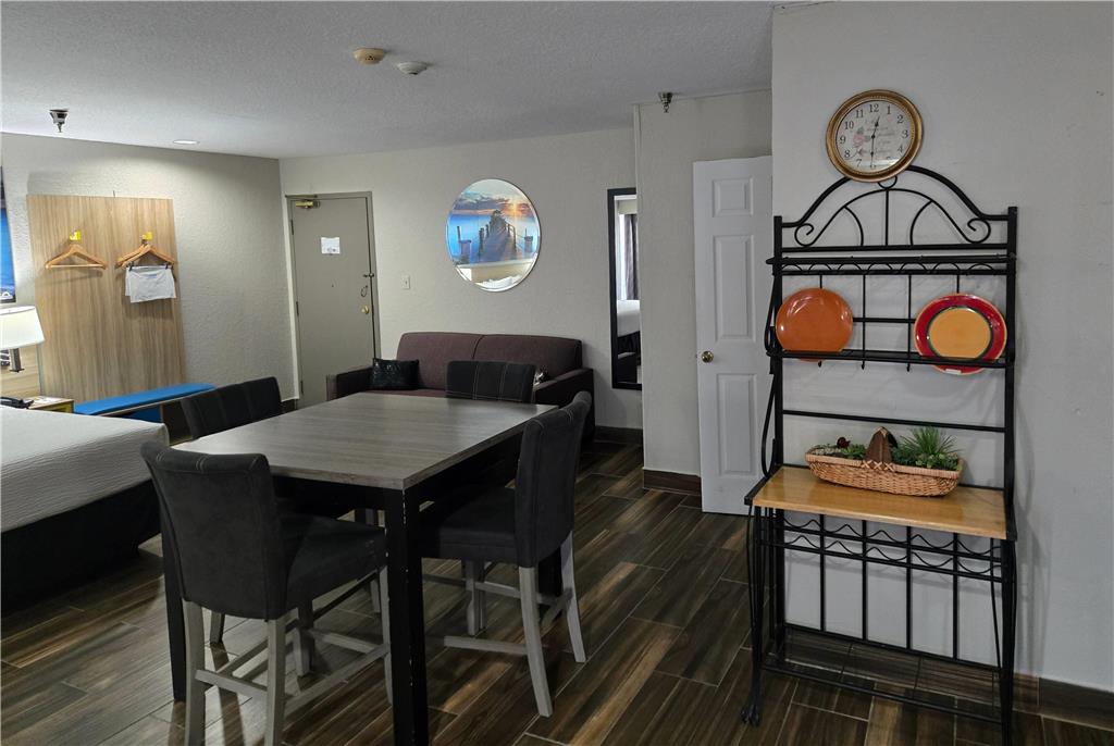 Days Inn & Suites by Wyndham Tampa Raymond James Stadium - photo 43