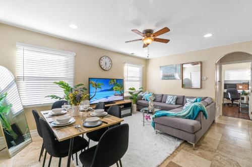Entire Private Home with 3 Bedrooms 2 Bathrooms Ranch Style with Backyard Crib King Bed and Free Parking Available Now — 4-Star Luxury Hotel in San Diego, United States