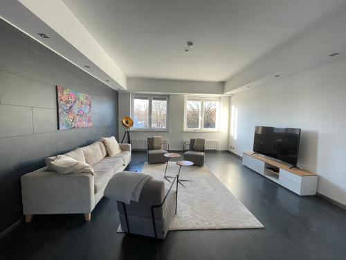 TruRetreats Design Loft für 8 Personen I Riesige Küche I eCharger I 65z SmartTV I 150qm — 4-Star Luxury Hotel in Hamburg, Germany