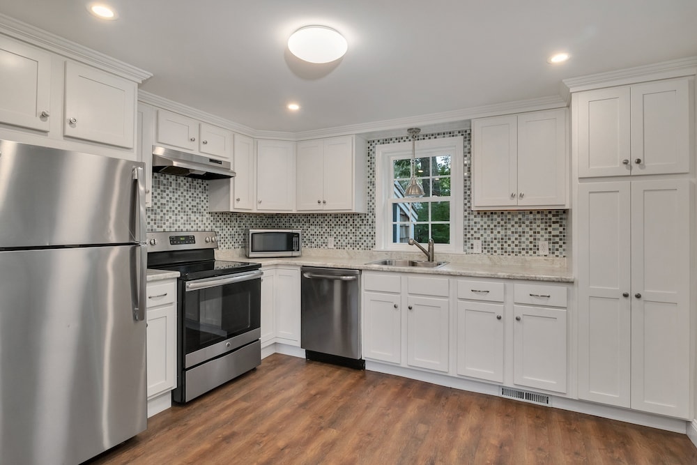 Cape Cod Dennis Beach House Walk to the Beach — 4-Star Luxury Hotel in Dennis, United States