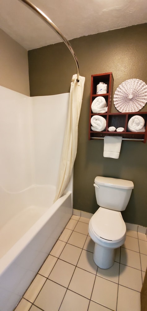 Cottonwood Inn and Conference Center - photo 20