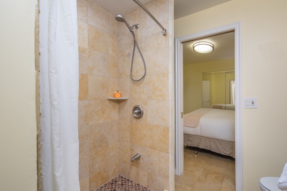 Vendange Carmel Inn & Suites - photo 28