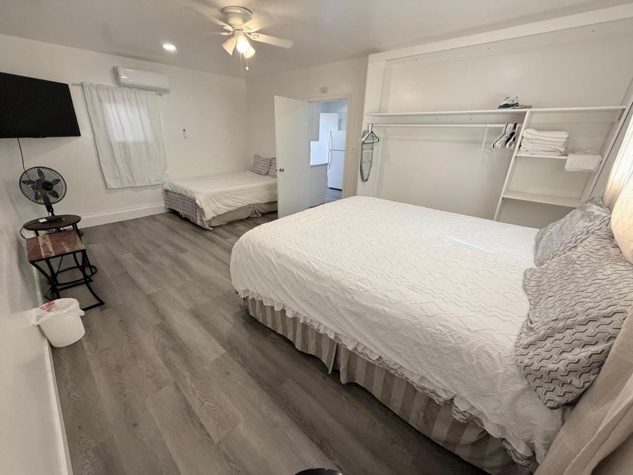 Vegas Apt 8 Mins to The Strip Free Parking