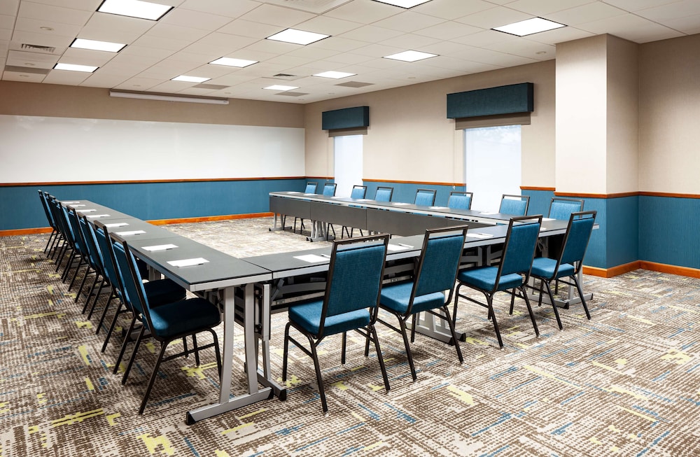 Hampton Inn & Suites St. Louis at Forest Park - photo 32