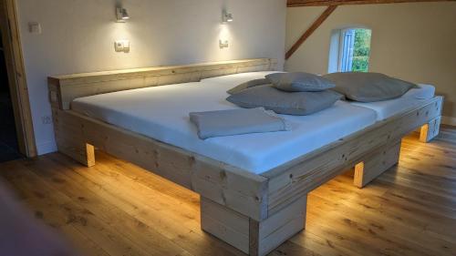 Edler Altbau 2 80m breites Doppelbett — 4-Star Luxury Hotel in Grube, Germany