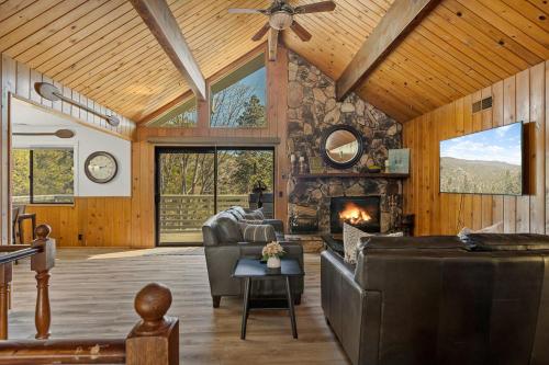 Pine Oaks Cabin — 4-Star Luxury Hotel in Lake Arrowhead, United States