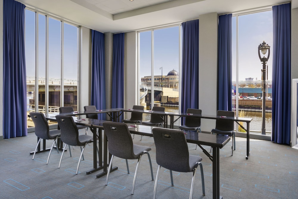 Aloft Milwaukee Downtown - photo 42