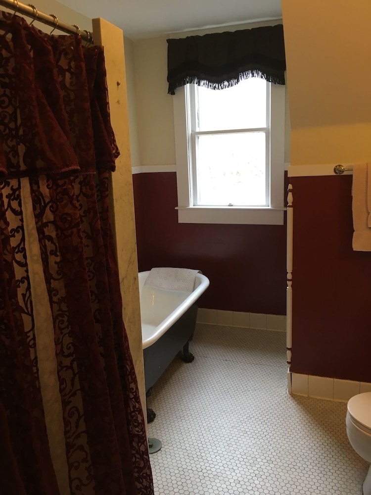 Victorian Charm Inn - photo 40