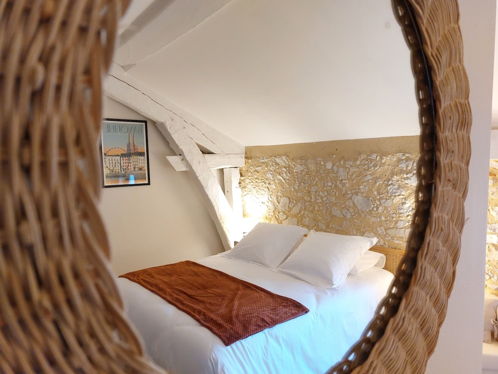 Le Poutic - carbon neutral hotel in Roquefort