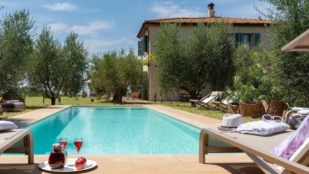 Casa Del Vento 10 Emma Villas — 4-Star Luxury Hotel in Bibbona, Italy