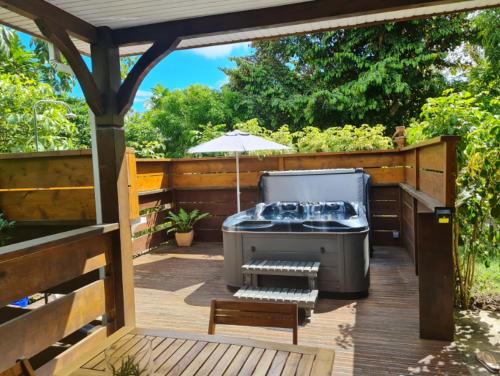 Bungalow charmant à Le Moule avec piscine et jardin — 4-Star Luxury Hotel in Le Moule, Guadeloupe