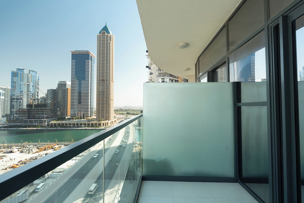 Pool View One Bed Room Business Bay — 4-Star Luxury Hotel in Dubai, United Arab Emirates