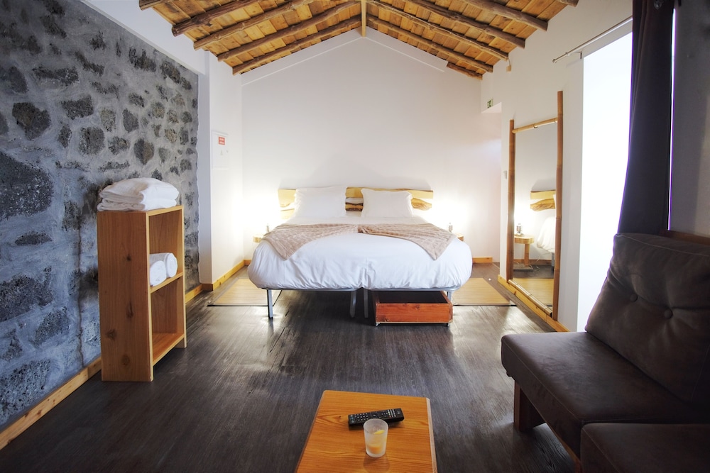 Aldeia dos Caldeirões — 4-Star Luxury Hotel in Madalena, Portugal