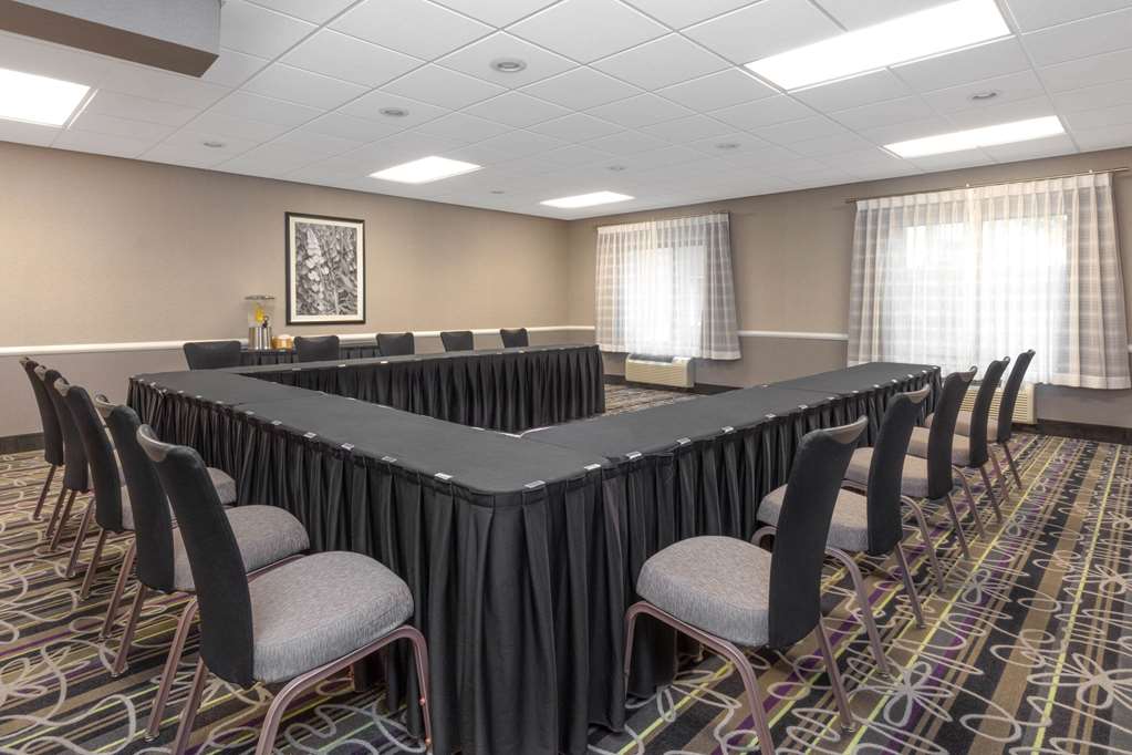 La Quinta Inn & Suites by Wyndham Clifton Rutherford - photo 32