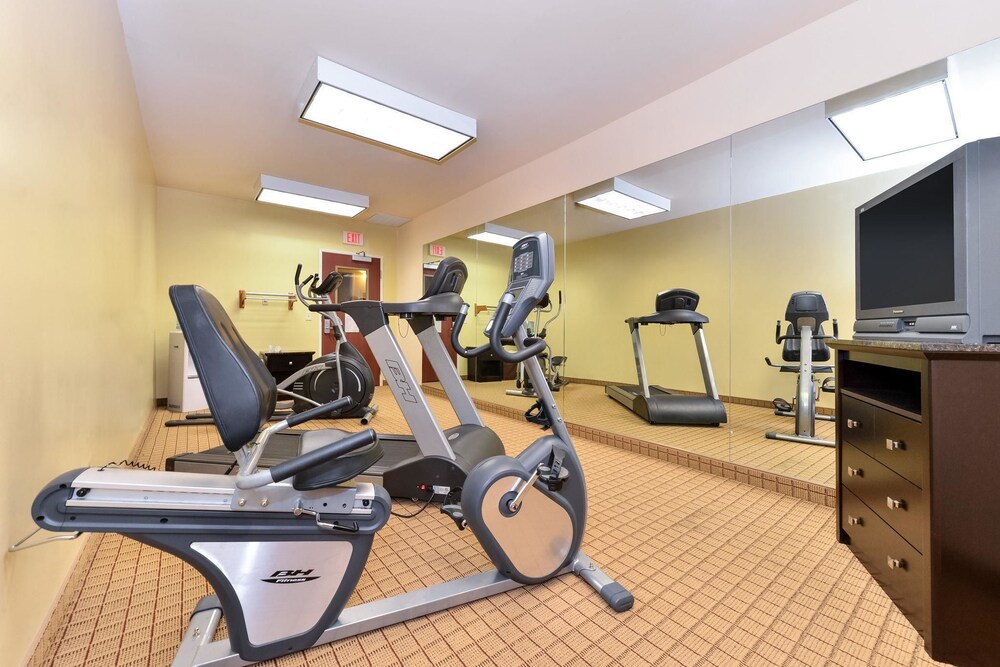 Express Inn & Suites - photo 26