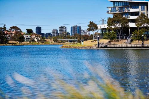 Riviera Edgewater Maribyrnong — 4-Star Luxury Hotel in Melbourne, Australia