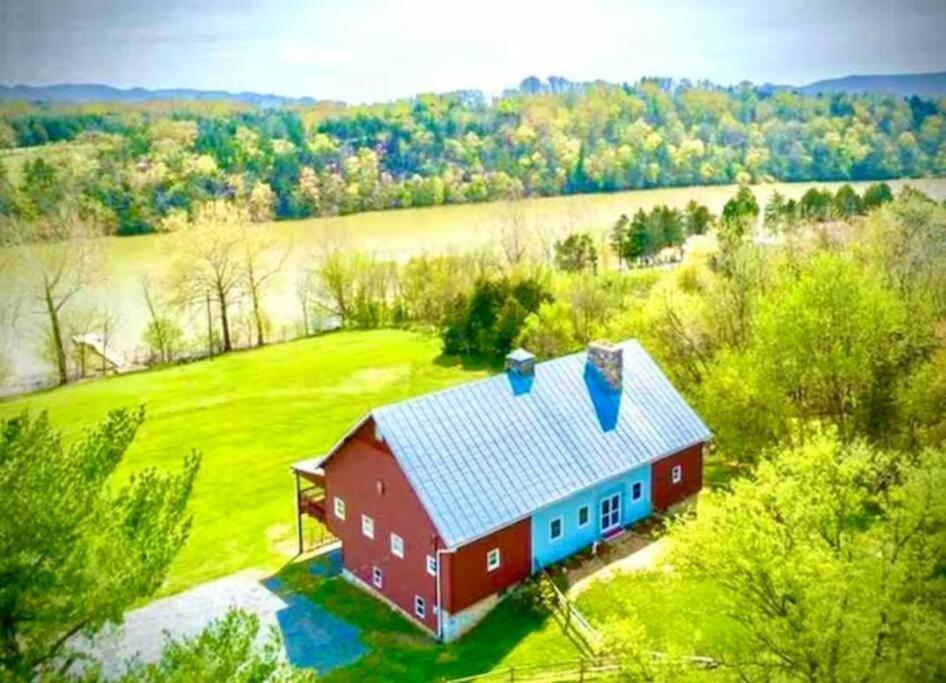 The Barn at Evermore: riverfront retreat w hot tub — hotel in Luray