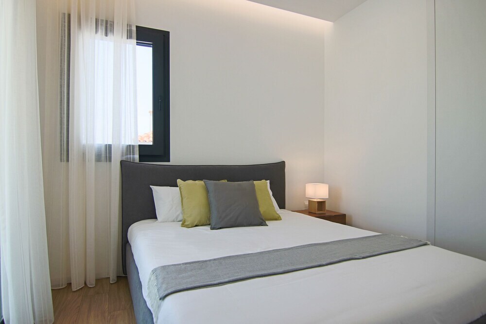 Phaedrus Living: Sea View Anna Residence 202