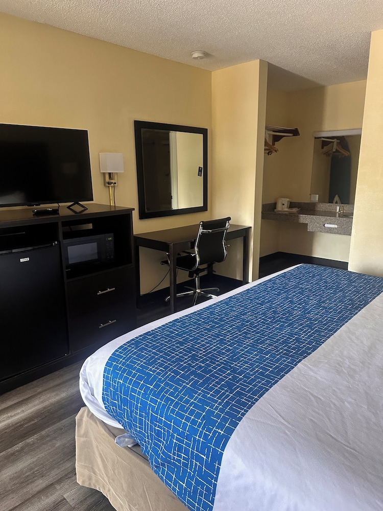 Travelodge by Wyndham Clarksville - photo 4