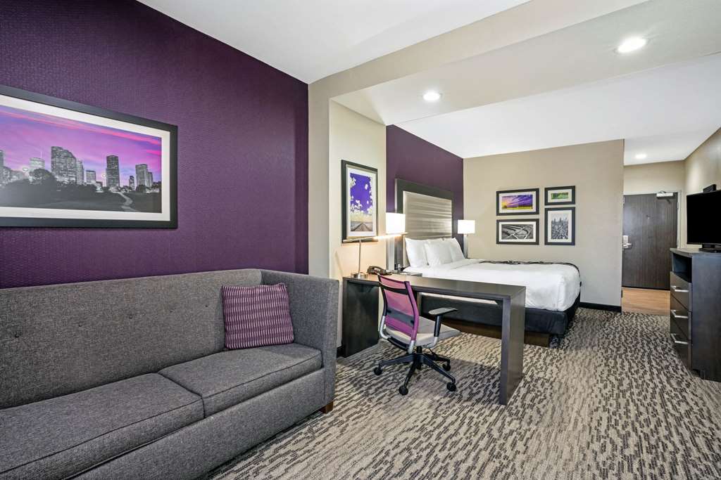 La Quinta Inn & Suites by Wyndham College Station South - photo 39