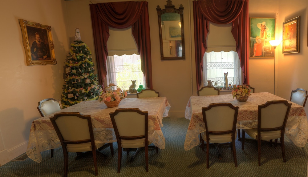Inn of the Six Toed Cat - photo 24