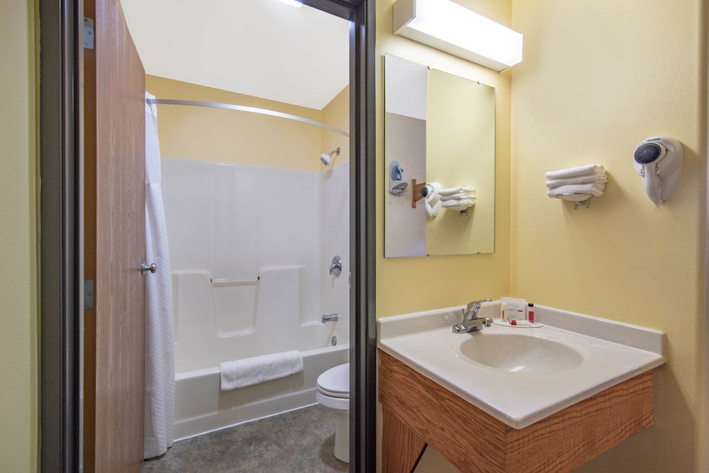 Four Seasons Inn - photo 11