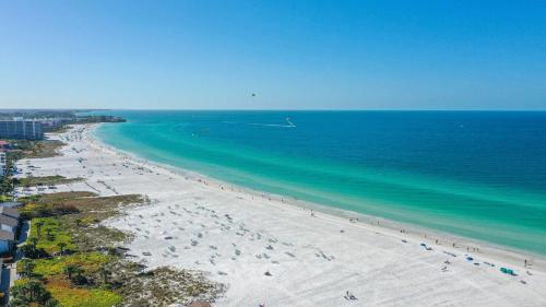 Gulf side spacious 1 bedroom 1 bath 200 steps to Crescent Beach — 4-Star Luxury Hotel in Siesta Key, United States