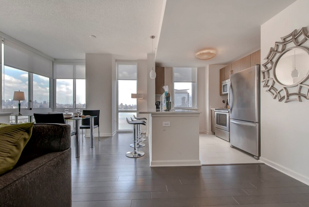 Global Luxury Suites at Newport - photo 17