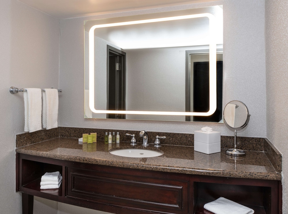 DoubleTree by Hilton Newark Penn Station - photo 35