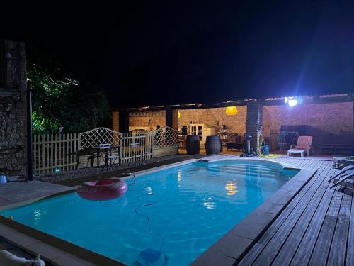 Magnanerie avec piscine en Coeur de village - carbon neutral hotel in Unknown City