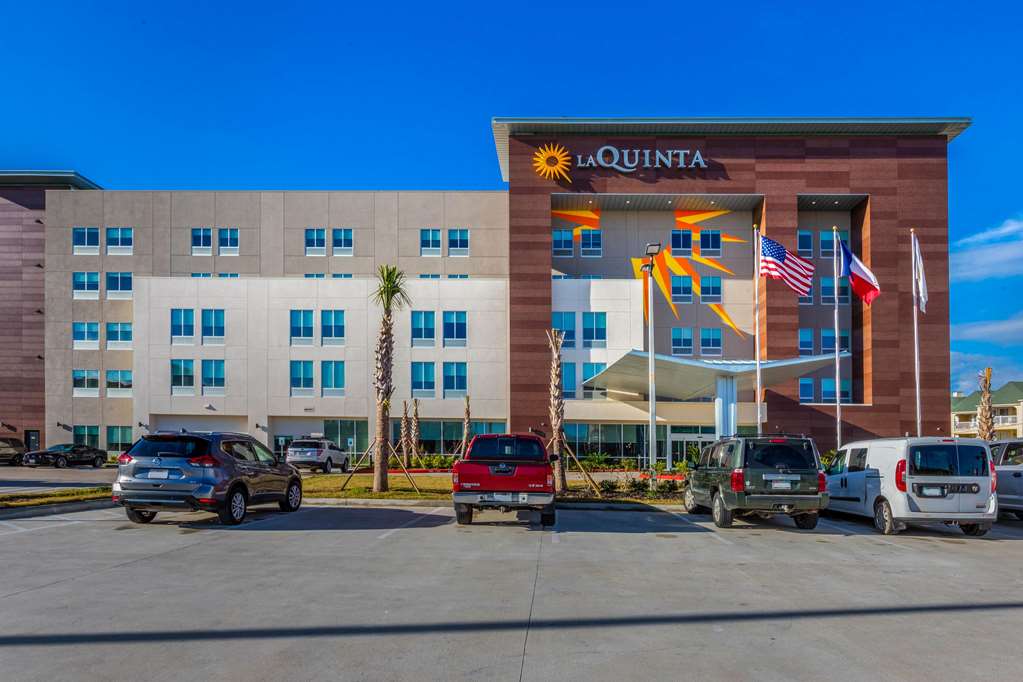 La Quinta Inn & Suites by Wyndham Galveston West Seawall - photo 2