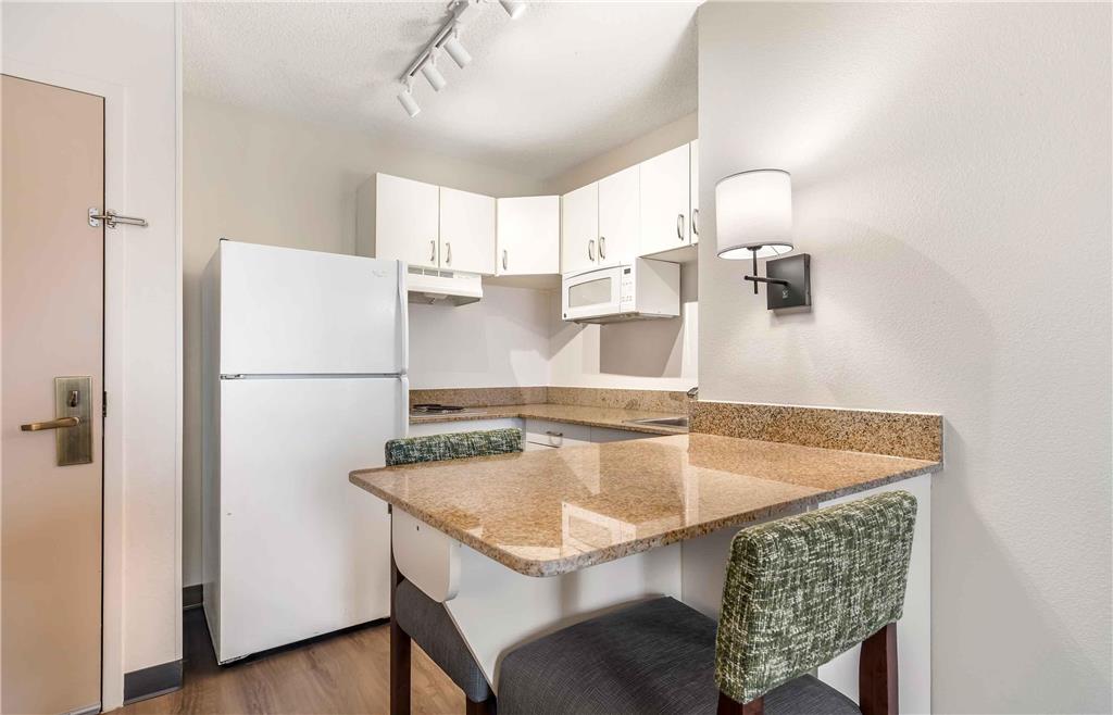 Extended Stay America Suites Carlsbad Village by the Sea - photo 35