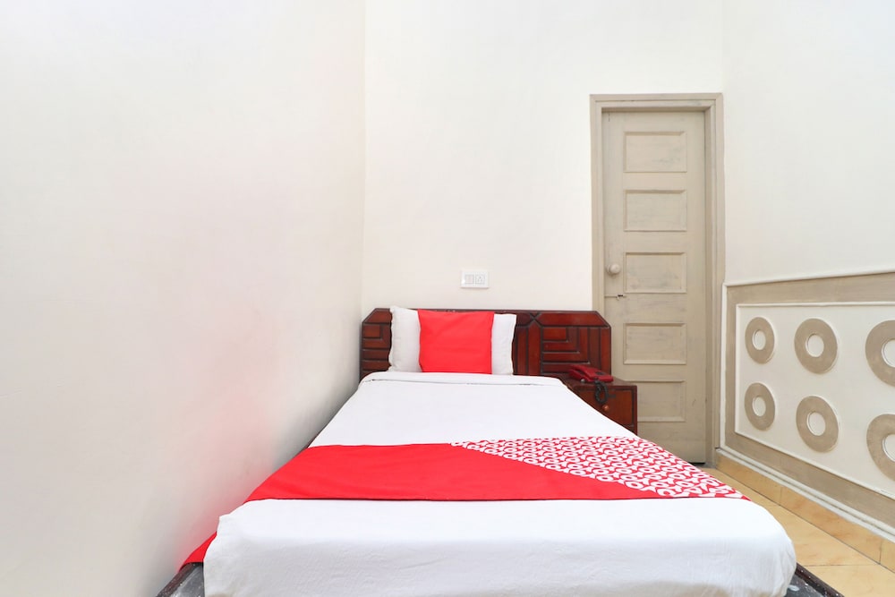 Oyo 16098 Hotel Amrit