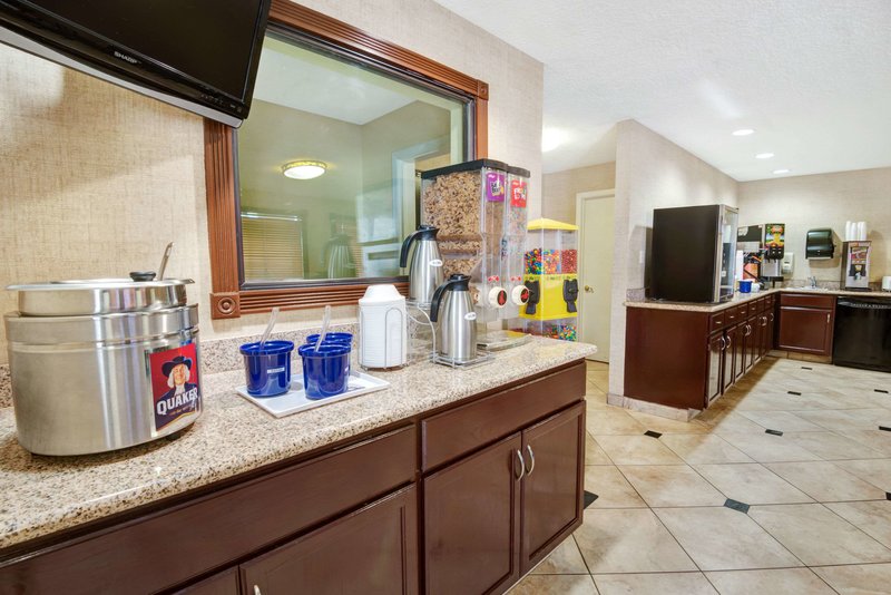 Days Inn & Suites by Wyndham Albuquerque West - photo 30