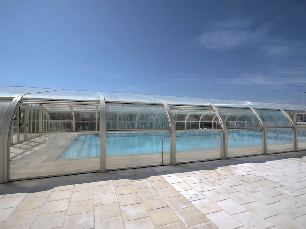 Holiday Chalet in Private Residence With Swimming Pool Near the sea — 4-Star Luxury Hotel in Isigny-Sur-Mer, France