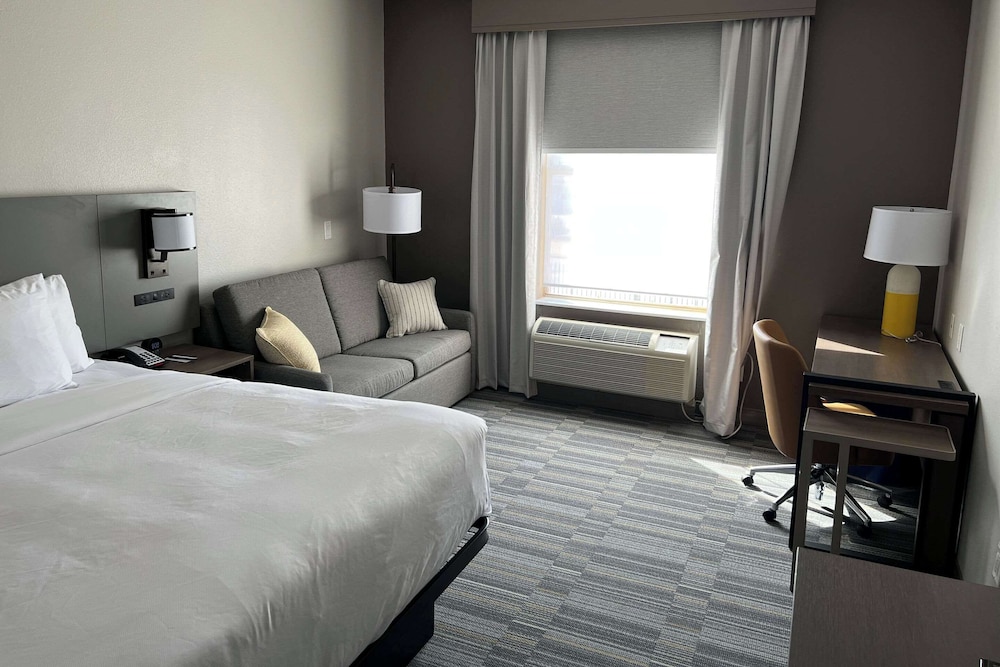 Comfort Inn & Suites - photo 8