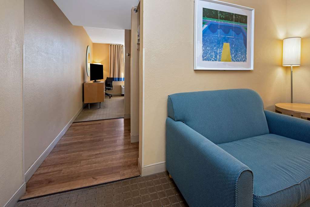 La Quinta Inn & Suites by Wyndham West Palm Beach Airport - photo 24