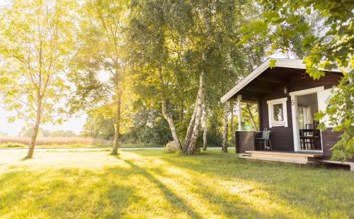 Stuga med panoramafönster över åker paradis för fågelskådare och vandrare självstäd efter besök in Moerbylanga, Sweden